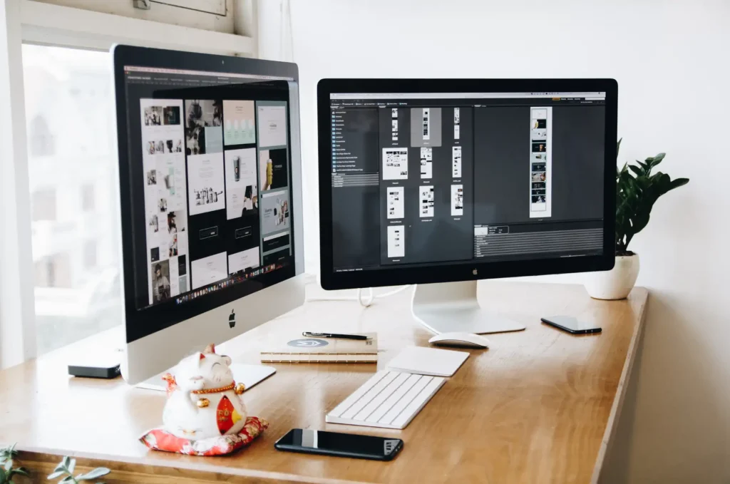 Bureau avec 2 grands écrans pour création de maquettes de site web